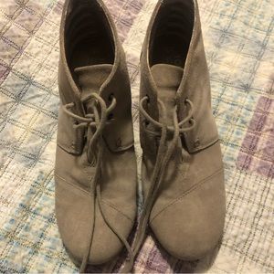 Tom’s wedge booties